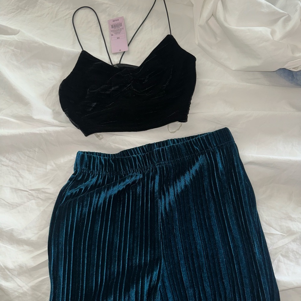 Pants are a size Small
Crop top is a size XS
Selling as a set